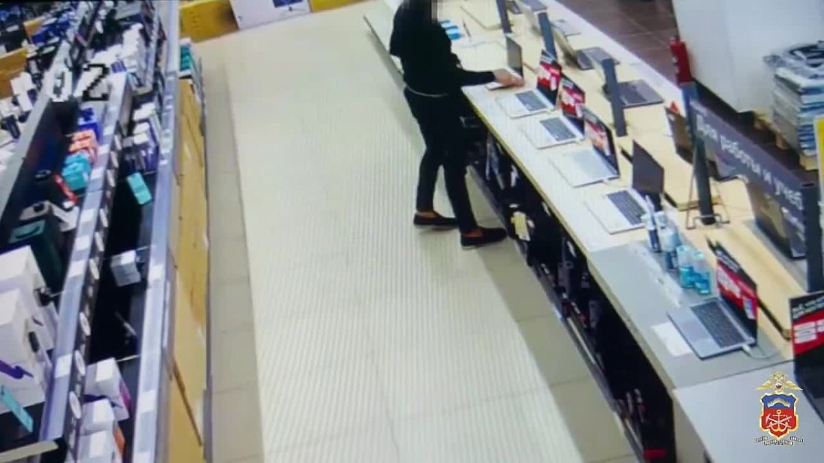 В Мурманске мужчина украл из магазина ноутбук за 57 тысяч рублей