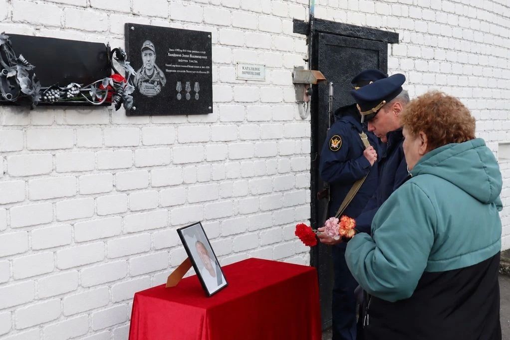В Мурмашах увековечили память героя специальной военной операции Дениса Холодилова В Мурмашах увековечили память героя специальной военной операции Дениса Холодилова