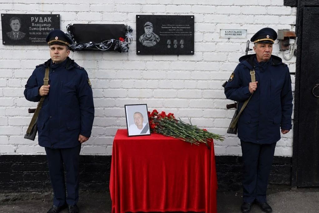 В Мурмашах увековечили память героя специальной военной операции Дениса Холодилова В Мурмашах увековечили память героя специальной военной операции Дениса Холодилова