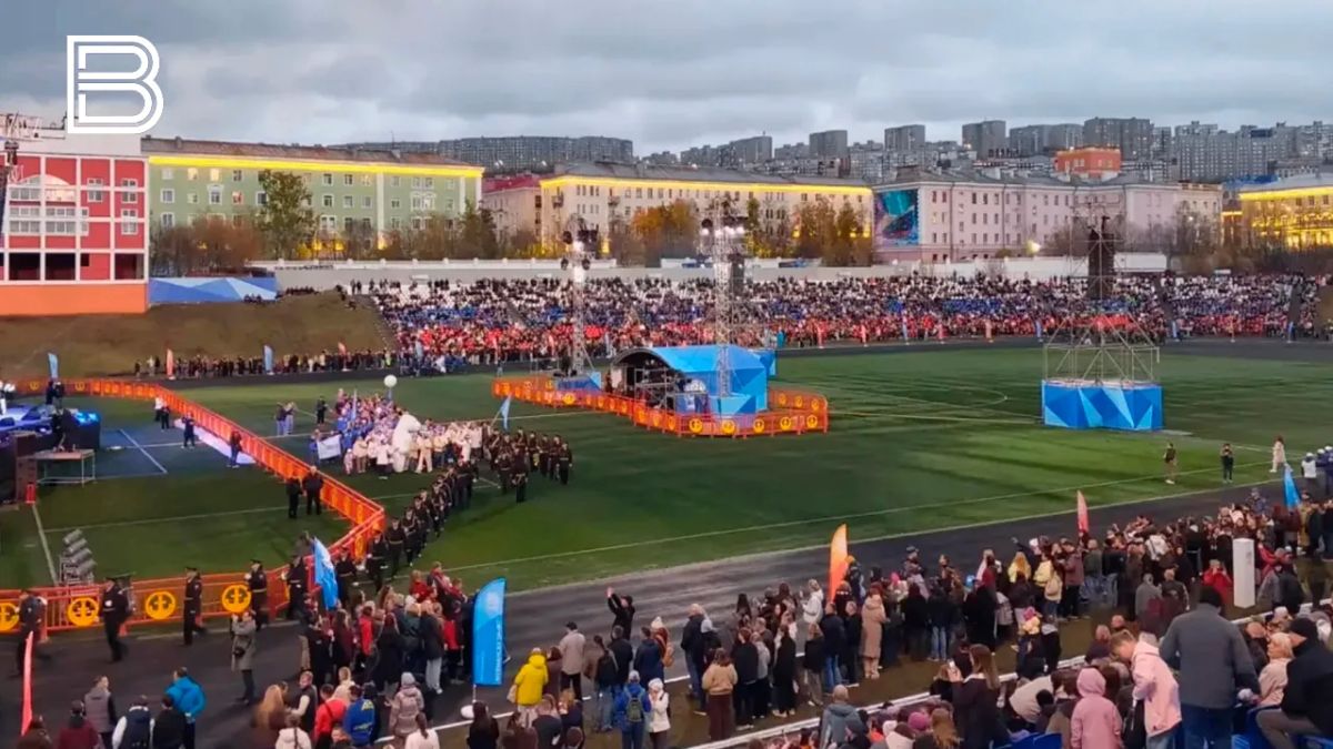 Праздничная программа к 110-летию Мурманска началась с шествия трудовых коллективов
