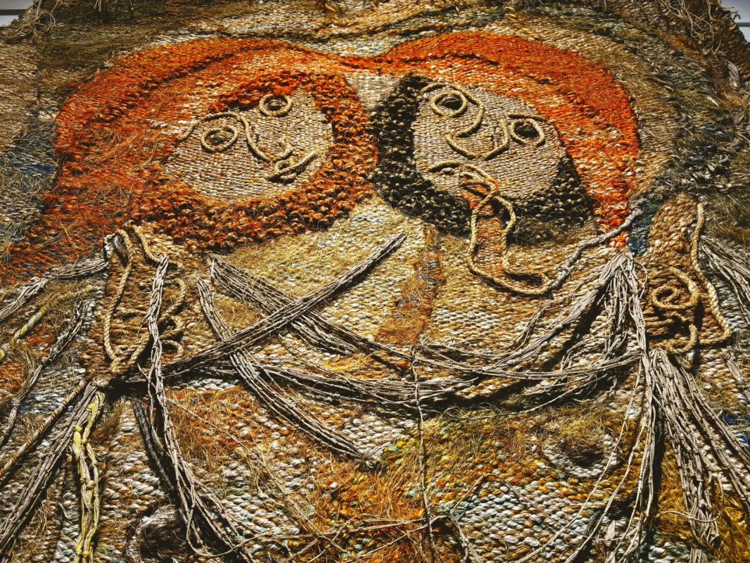 В областном художественном музее открылась выставка «КЛЕВые истории» В областном художественном музее открылась выставка «КЛЕВые истории»