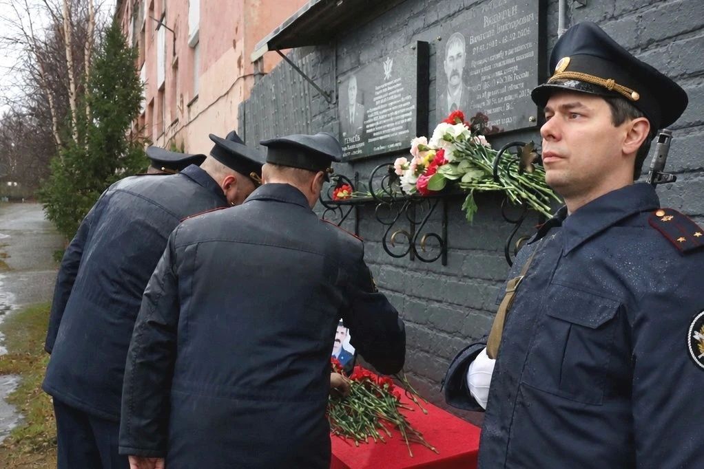 В ИК-18 УФСИН России по Мурманской области открыли мемориальную доску участнику специальной военной операции Вячеславу Бриману В ИК-18 УФСИН России по Мурманской области открыли мемориальную доску участнику специальной военной операции Вячеславу Бриману