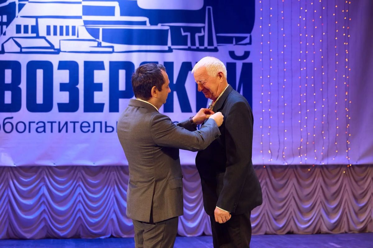 В Ревде отметили 75-летие Ловозерского ГОКа: трудовой коллектив поздравил губернатор Андрей Чибис В Ревде отметили 75-летие Ловозерского ГОКа: трудовой коллектив поздравил губернатор Андрей Чибис