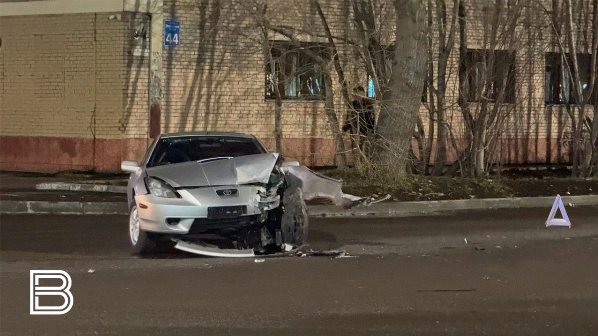 Две иномарки не смогли разъехаться на Полярных Зорях в Мурманске Две иномарки не смогли разъехаться на Полярных Зорях в Мурманске