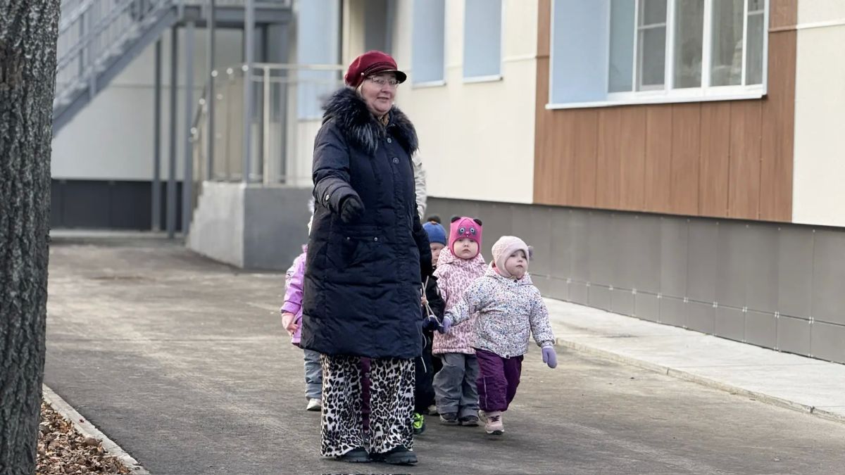В рамках рабочей поездки в Мончегорск министр образования и науки Диана Кузнецова вместе с главой города Андреем Рудаковым посетила детский сад № 25, который заметно преобразился после капитального ремонта В рамках рабочей поездки в Мончегорск министр образования и науки Диана Кузнецова вместе с главой города Андреем Рудаковым посетила детский сад № 25, который заметно преобразился после капитального ремонта