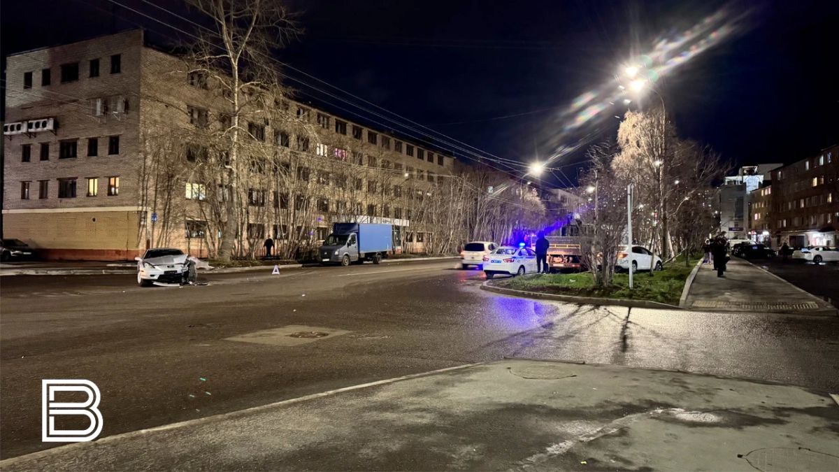 Две иномарки не смогли разъехаться на Полярных Зорях в Мурманске Две иномарки не смогли разъехаться на Полярных Зорях в Мурманске