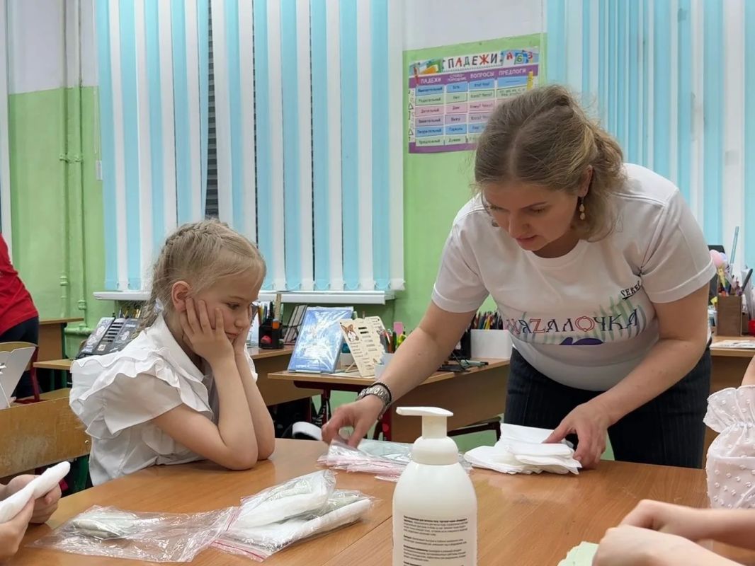 Активисты «Движения Первых» школы № 151 Мурманской области изготовили гигиенические наборы для бойцов СВО Активисты «Движения Первых» школы № 151 Мурманской области изготовили гигиенические наборы для бойцов СВО