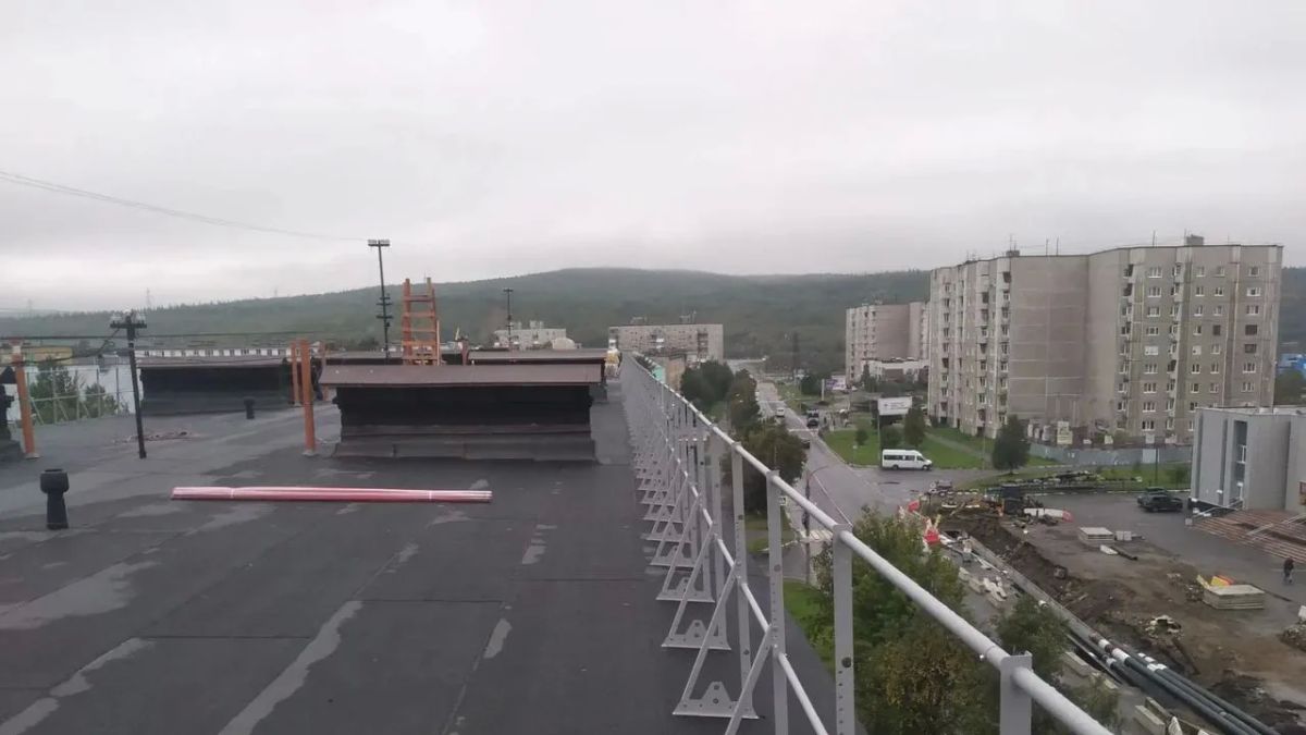 В Мурманской области капитально ремонтируют 150 крыш многоквартирных домов