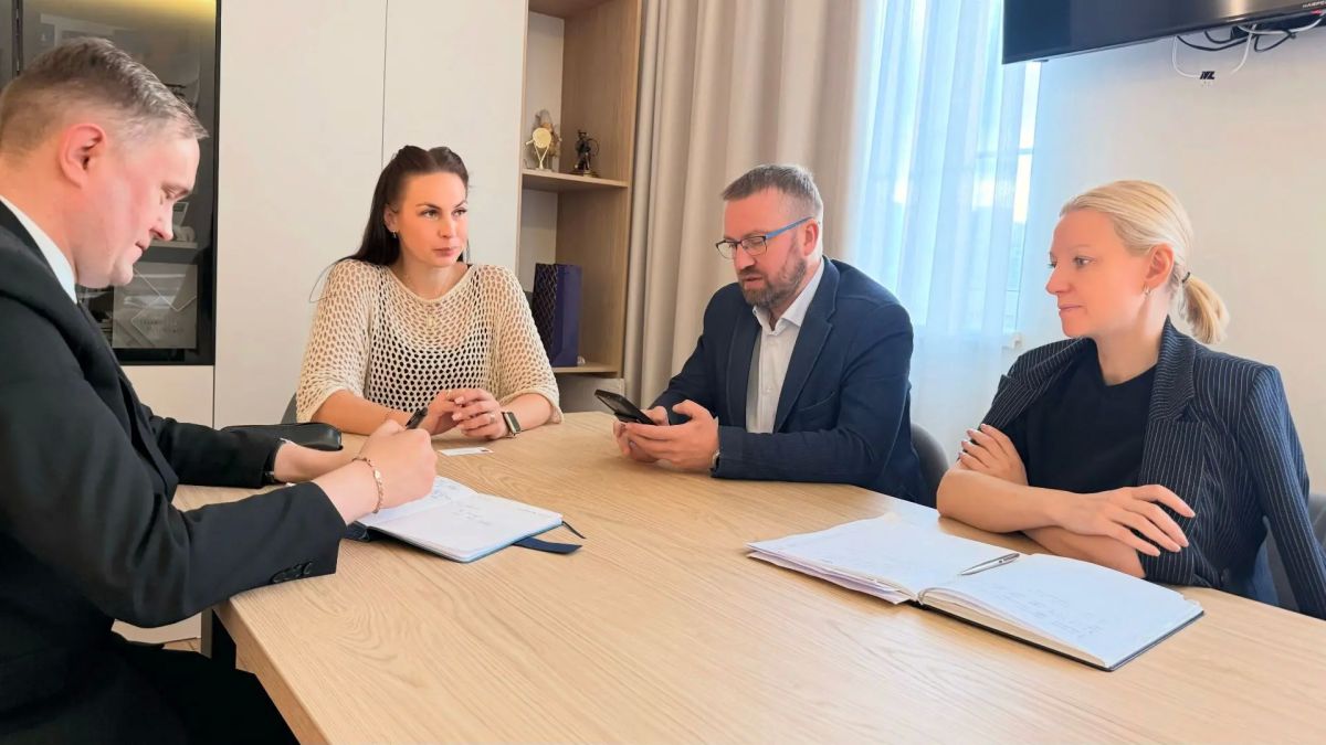 Сегодня заместитель губернатора — министр транспорта и дорожного хозяйства Мурманской области Юлия Полиэктова провела личную встречу с депутатом Мурманской областной Думы, руководителем фракции КПРФ Александром Викторовичем...