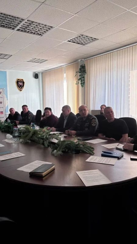 Под председательством заместителя министра региональной безопасности Сергея Мирошниченко состоялось очередное заседание Комиссии Мурманской области по аттестации аварийно-спасательных служб, аварийно-спасательных... Под председательством заместителя министра региональной безопасности Сергея Мирошниченко состоялось очередное заседание Комиссии Мурманской области по аттестации аварийно-спасательных служб, аварийно-спасательных...