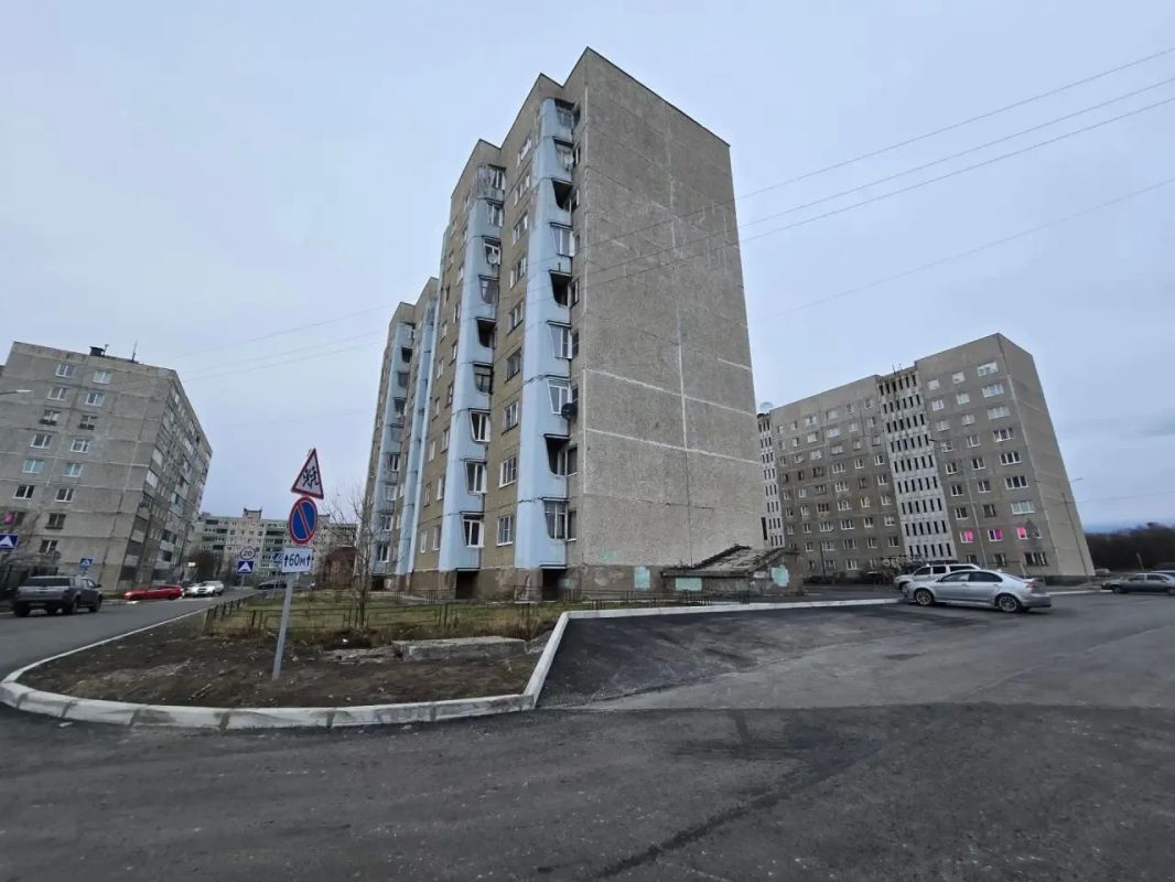 В Никеле благоустроили участок между домами № 35 и № 37 на Гвардейском проспекте: уложили новый асфальт, сделали тротуары и расширили парковки В Никеле благоустроили участок между домами № 35 и № 37 на Гвардейском проспекте: уложили новый асфальт, сделали тротуары и расширили парковки