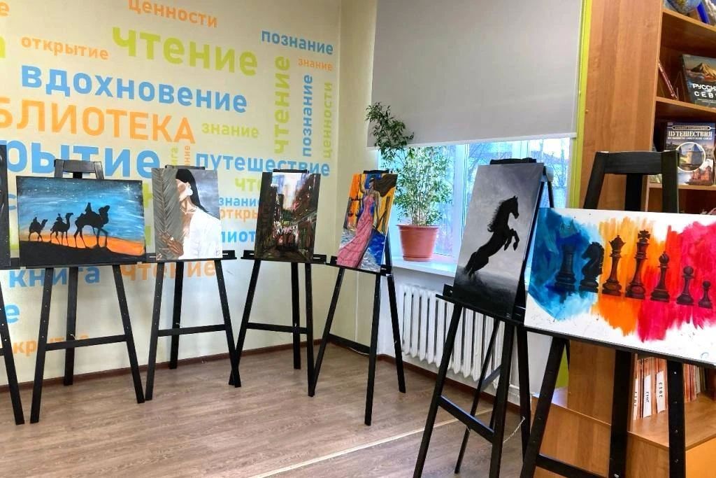 В Оленегорске открылась выставка работ художниц из колонии-поселения №24 В Оленегорске открылась выставка работ художниц из колонии-поселения №24
