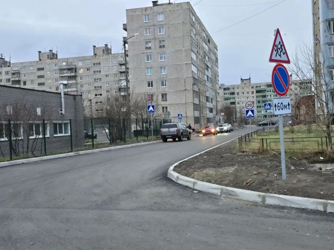 В Никеле благоустроили участок между домами № 35 и № 37 на Гвардейском проспекте: уложили новый асфальт, сделали тротуары и расширили парковки В Никеле благоустроили участок между домами № 35 и № 37 на Гвардейском проспекте: уложили новый асфальт, сделали тротуары и расширили парковки