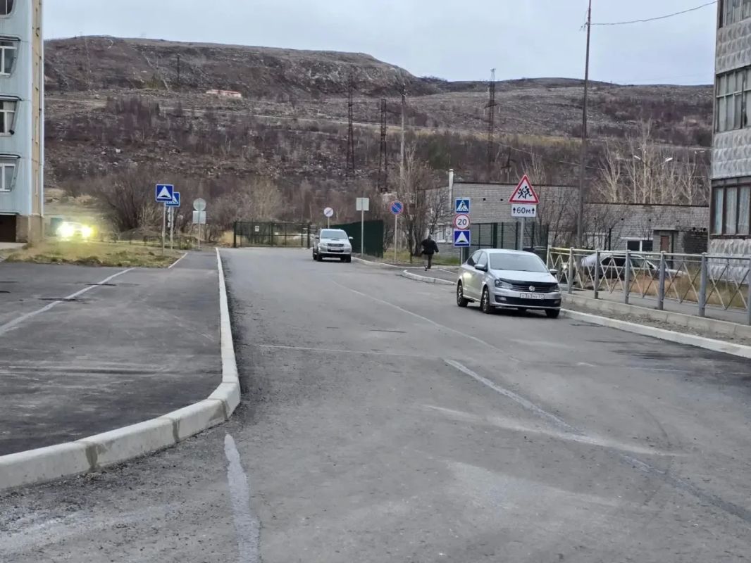 В Никеле благоустроили участок между домами № 35 и № 37 на Гвардейском проспекте: уложили новый асфальт, сделали тротуары и расширили парковки В Никеле благоустроили участок между домами № 35 и № 37 на Гвардейском проспекте: уложили новый асфальт, сделали тротуары и расширили парковки