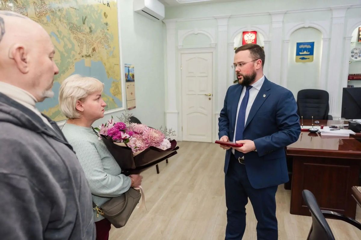 Родителям погибшего мурманчанина передали Орден Мужества