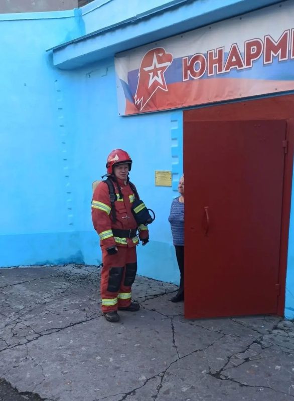 В центре патриотического воспитания «Юная Гвардия» проведено пожарно-тактическое занятие с личным составом 11 пожарной части Мурманского филиала ГПС Управления по ГОЧС и ПБ Мурманской области В центре патриотического воспитания «Юная Гвардия» проведено пожарно-тактическое занятие с личным составом 11 пожарной части Мурманского филиала ГПС Управления по ГОЧС и ПБ Мурманской области