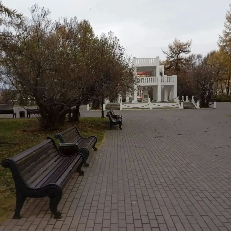 В Мурманске продолжают приводить в порядок парки и скверы В Мурманске продолжают приводить в порядок парки и скверы