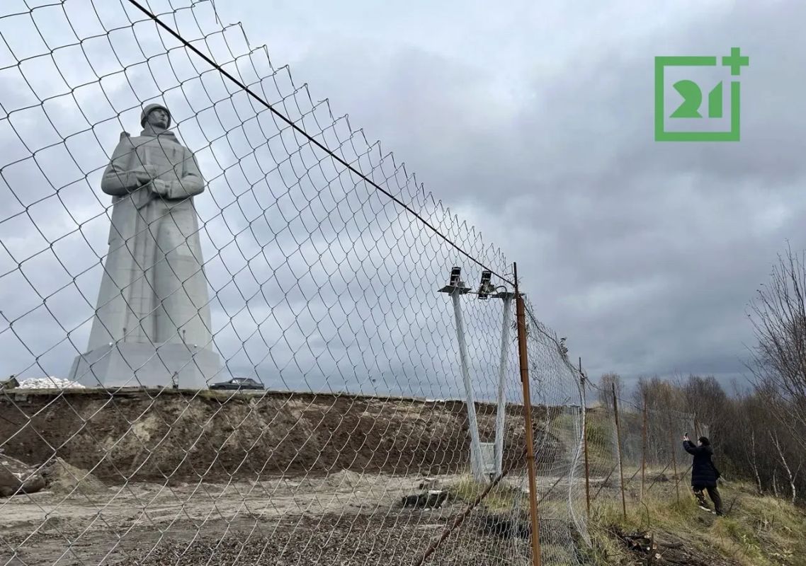 На свидание к «Алёше»: туристы пробираются до мемориала через лесную тропу