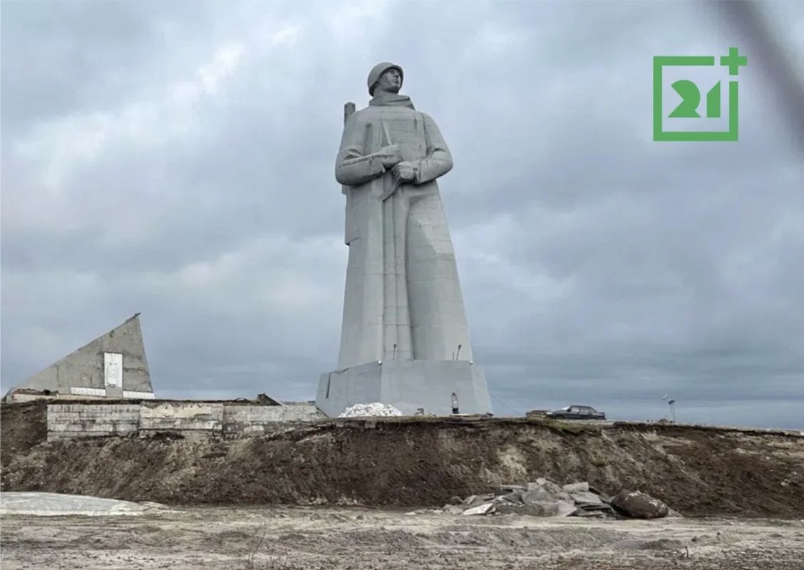 На свидание к «Алёше»: туристы пробираются до мемориала через лесную тропу На свидание к «Алёше»: туристы пробираются до мемориала через лесную тропу