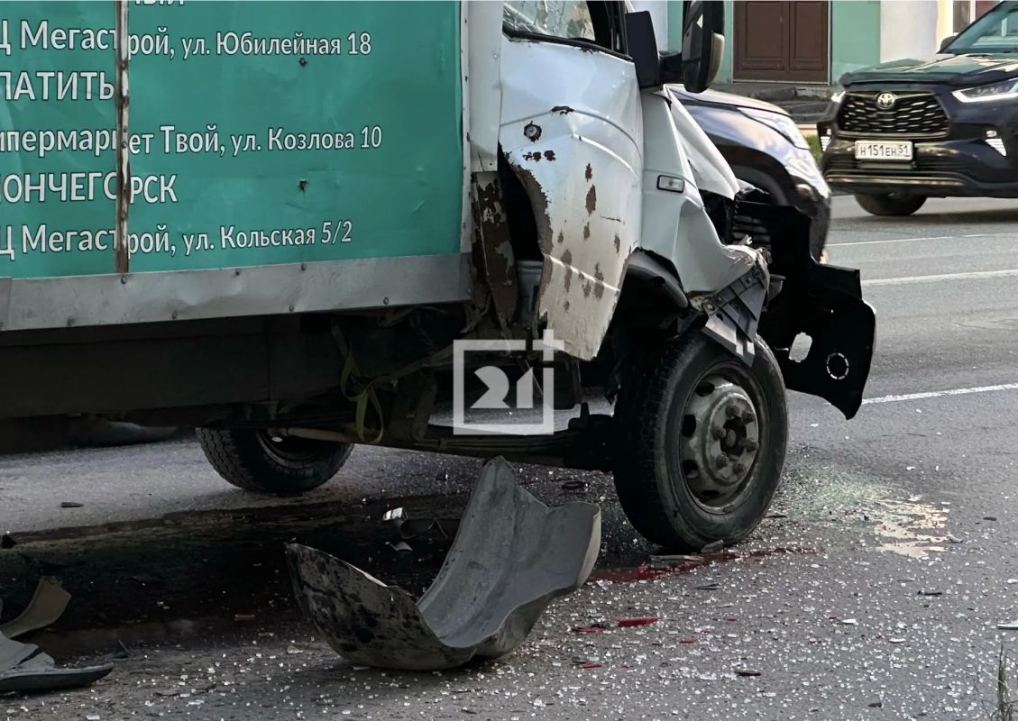В Мурманске на проспекте Ленина столкнулись два автомобиля В Мурманске на проспекте Ленина столкнулись два автомобиля