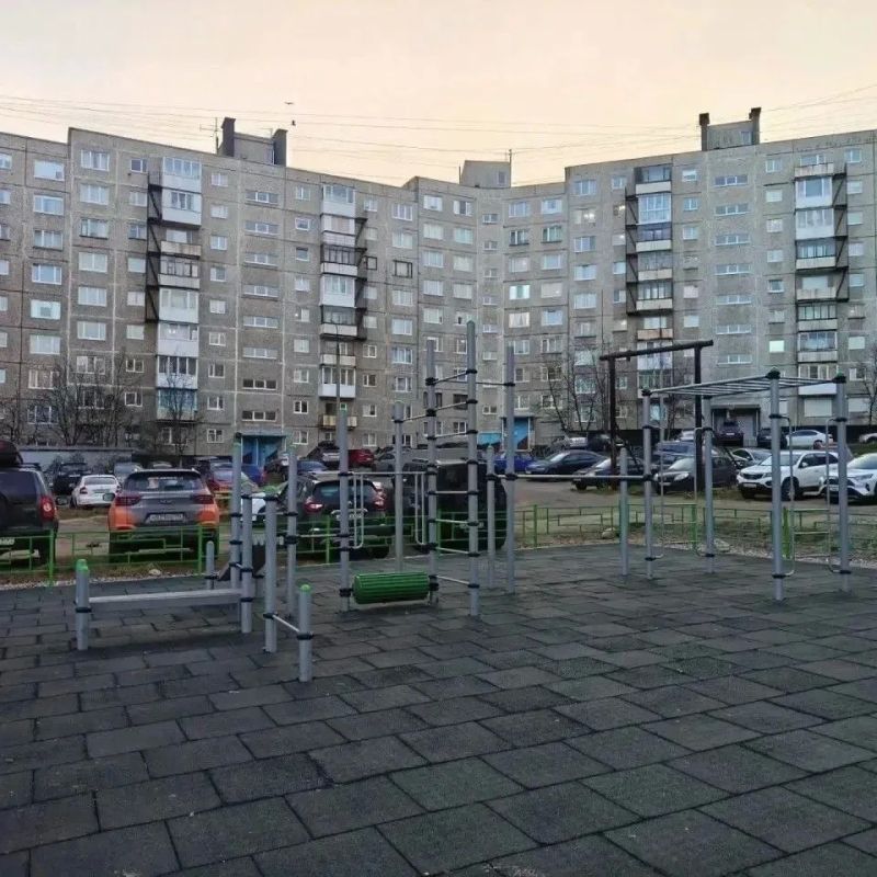 В Мурманске продолжают приводить в порядок детские площадки В Мурманске продолжают приводить в порядок детские площадки