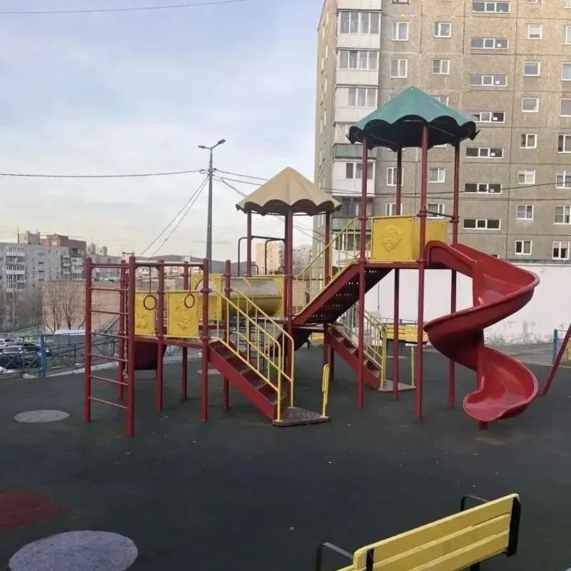 В Мурманске продолжают приводить в порядок детские площадки В Мурманске продолжают приводить в порядок детские площадки