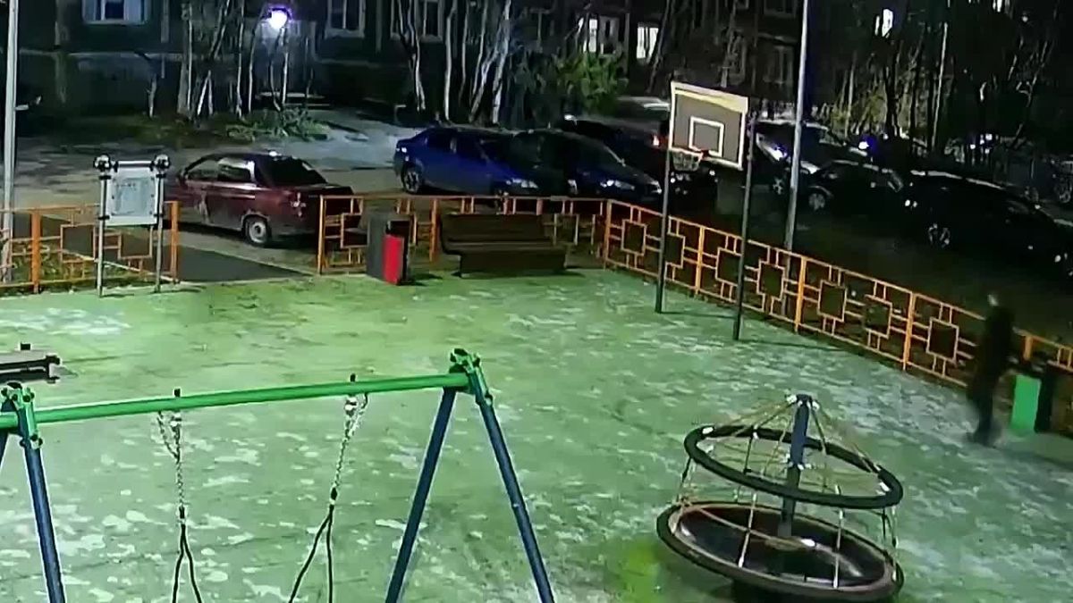В Мурманске вандалы вновь повредили баскетбольное кольцо на детской площадке