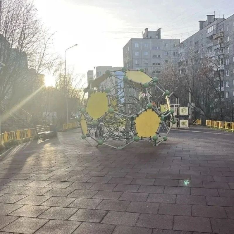 В Мурманске продолжают приводить в порядок детские площадки В Мурманске продолжают приводить в порядок детские площадки