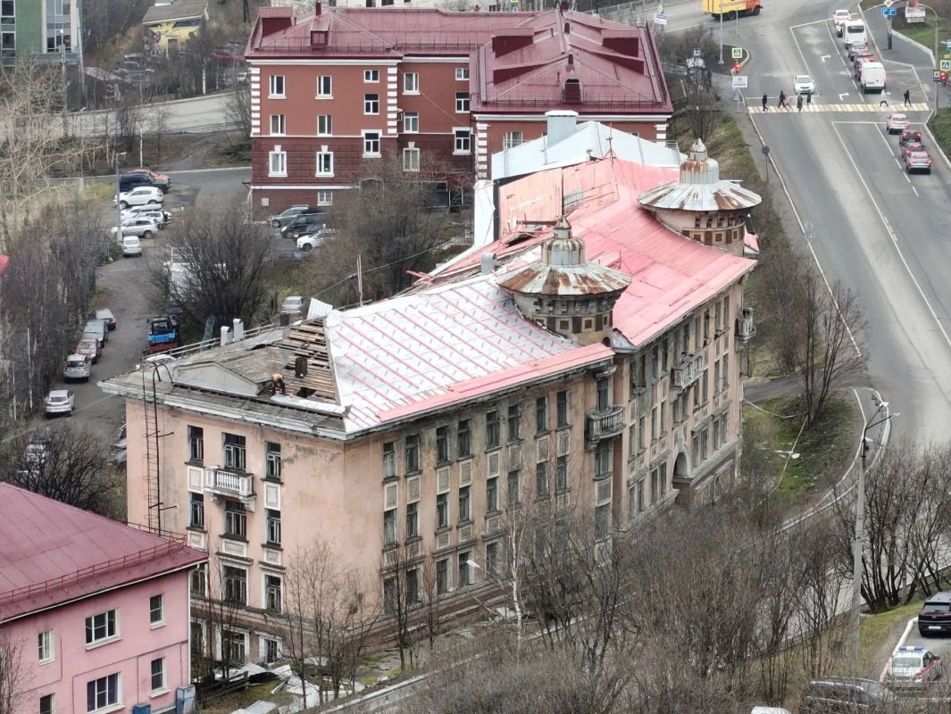 Полным ходом идет капитальный ремонт кровли одного из знаковых зданий Мурманска – общежития железнодорожников на ул. Папанина, 30. Работы ведутся по заказу собственника объекта – Октябрьской дирекции по эксплуатации зданий и...