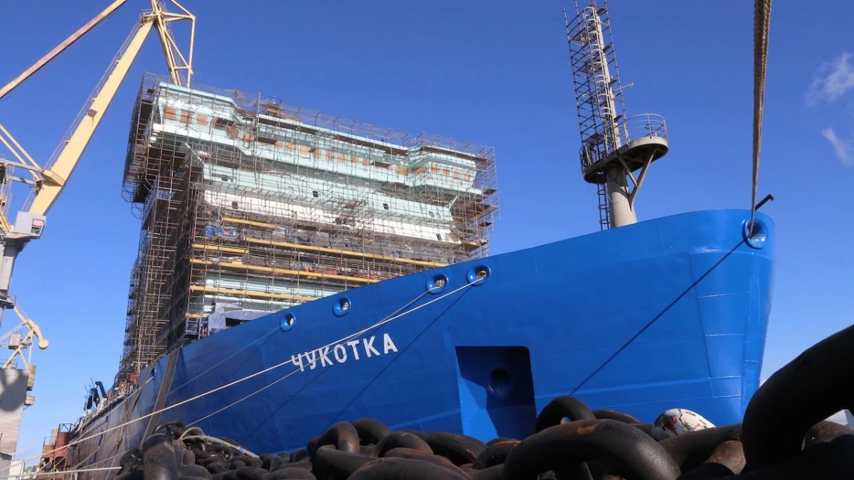 На ледоколе "Чукотка" запустили реактор правого борта, "Ленинград" оснастили агрегатами для борьбы с обледенением корпуса