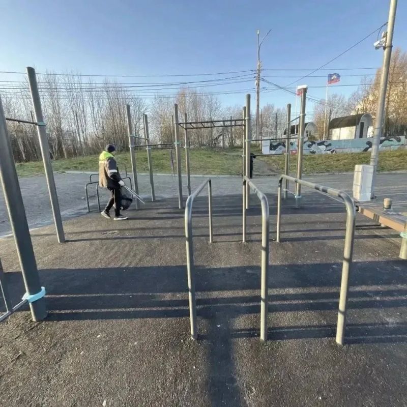 В Мурманске продолжают приводить в порядок спортивные площадки В Мурманске продолжают приводить в порядок спортивные площадки