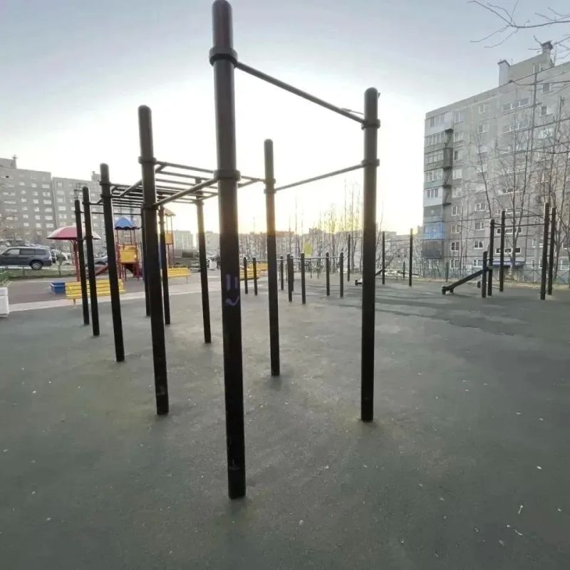 В Мурманске продолжают приводить в порядок спортивные площадки