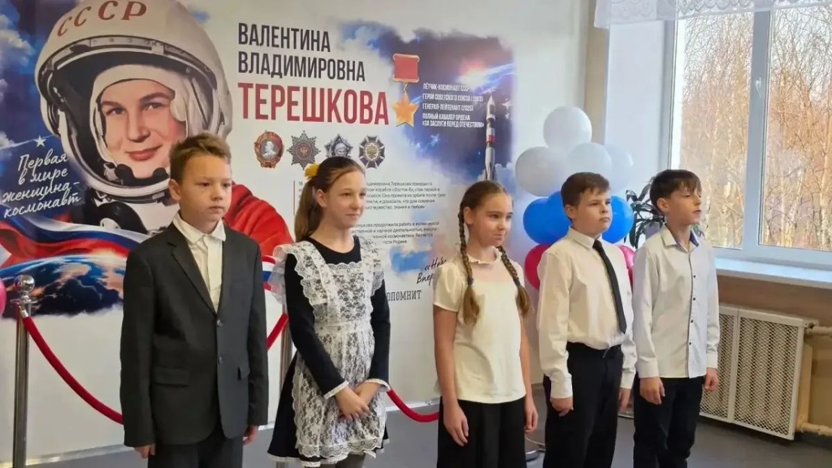 В День единых действий, приуроченный к 82-й годовщине разгрома немецко-фашистских войск в Заполярье, в школах и колледжах Мурманской области открыли новые муралы и «Парту Героя», посвящённые защитникам Отечества