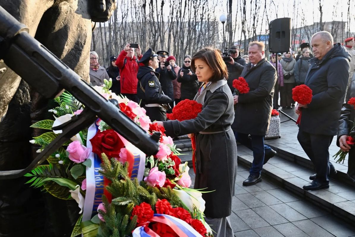 Север помнит своих героев: в Мурманске прошёл памятный митинг Север помнит своих героев: в Мурманске прошёл памятный митинг