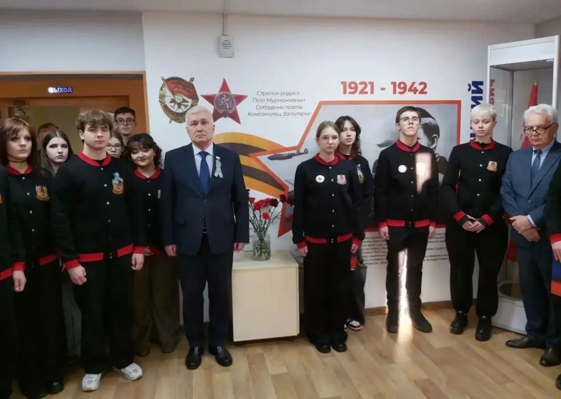 В День единых действий, приуроченный к 82-й годовщине разгрома немецко-фашистских войск в Заполярье, в школах и колледжах Мурманской области открыли новые муралы и «Парту Героя», посвящённые защитникам Отечества В День единых действий, приуроченный к 82-й годовщине разгрома немецко-фашистских войск в Заполярье, в школах и колледжах Мурманской области открыли новые муралы и «Парту Героя», посвящённые защитникам Отечества