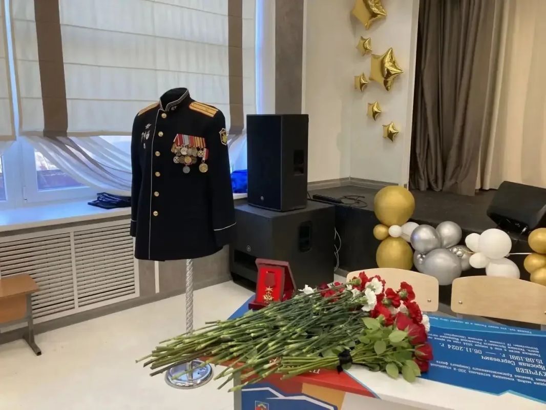 В День единых действий, приуроченный к 82-й годовщине разгрома немецко-фашистских войск в Заполярье, в школах и колледжах Мурманской области открыли новые муралы и «Парту Героя», посвящённые защитникам Отечества В День единых действий, приуроченный к 82-й годовщине разгрома немецко-фашистских войск в Заполярье, в школах и колледжах Мурманской области открыли новые муралы и «Парту Героя», посвящённые защитникам Отечества