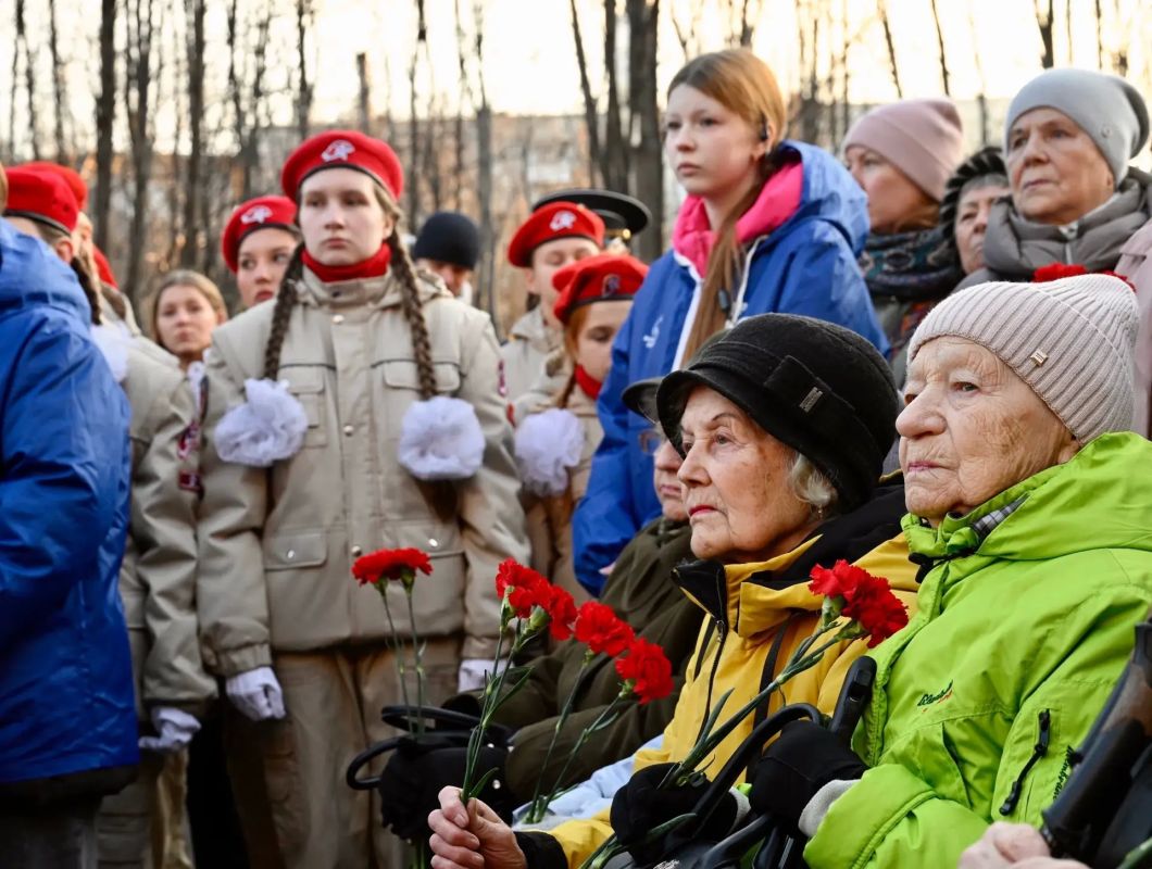 Север помнит своих героев: в Мурманске прошёл памятный митинг Север помнит своих героев: в Мурманске прошёл памятный митинг