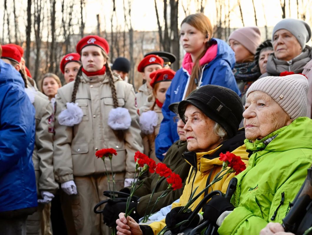 В Мурманске у Памятника Воинам Полярной дивизии состоялся митинг, посвященный 82-й годовщине разгрома немецко-фашистских войск в Заполярье В Мурманске у Памятника Воинам Полярной дивизии состоялся митинг, посвященный 82-й годовщине разгрома немецко-фашистских войск в Заполярье
