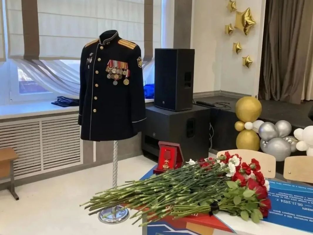 Андрей Чибис: К годовщине разгрома немецко-фашистских войск в Заполярье в школах и колледжах Мурманской области открыли новые муралы и «Парты Героя» Андрей Чибис: К годовщине разгрома немецко-фашистских войск в Заполярье в школах и колледжах Мурманской области открыли новые муралы и «Парты Героя»