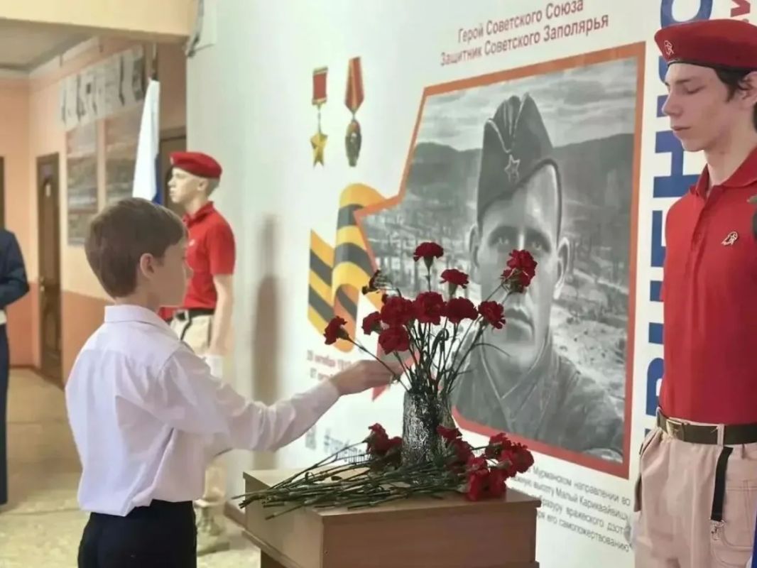 Андрей Чибис: К годовщине разгрома немецко-фашистских войск в Заполярье в школах и колледжах Мурманской области открыли новые муралы и «Парты Героя» Андрей Чибис: К годовщине разгрома немецко-фашистских войск в Заполярье в школах и колледжах Мурманской области открыли новые муралы и «Парты Героя»