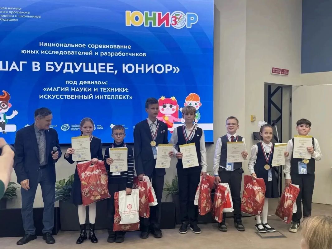 Школьники Мурманской области достойно представили регион на национальном соревновании юных исследователей и разработчиков «Шаг в будущее, Юниор», которое прошло в Москве Школьники Мурманской области достойно представили регион на национальном соревновании юных исследователей и разработчиков «Шаг в будущее, Юниор», которое прошло в Москве