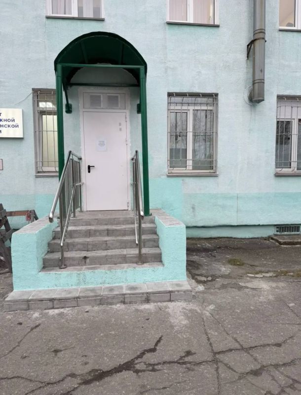 По представлению прокурора Ленинского округа отремонтировано крыльцо кабинета неотложной помощи детской поликлиники