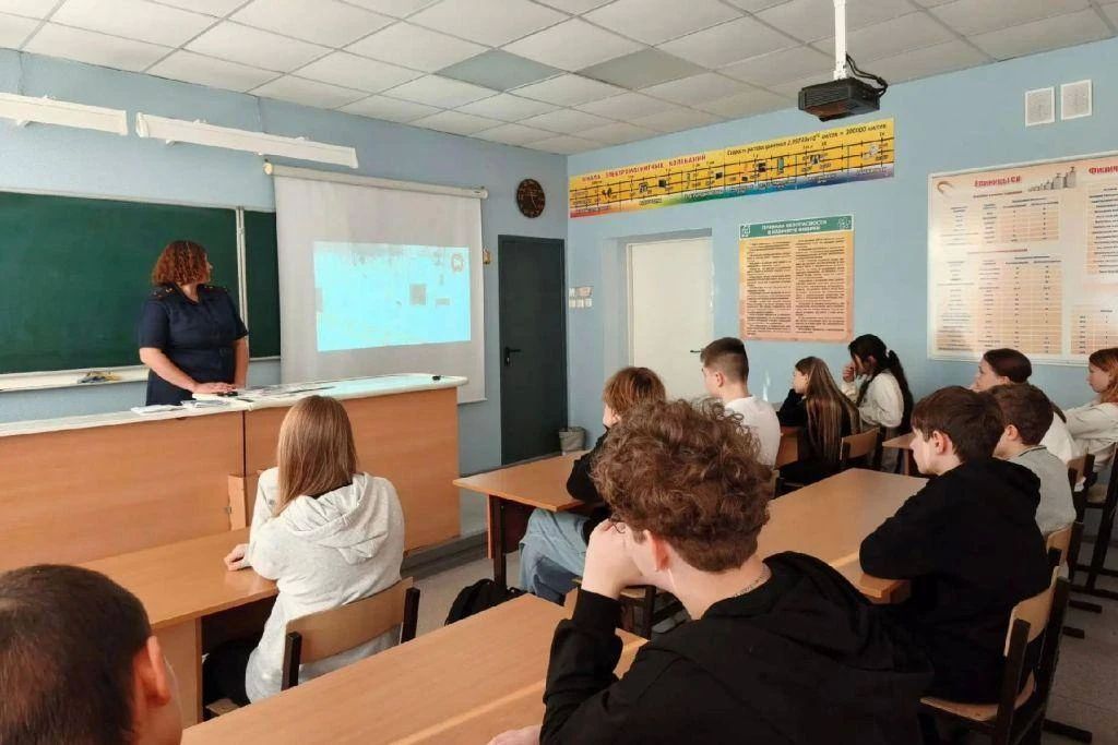 Сотрудники мурмашинской ИК-16 провели профориентационное занятие со школьниками Сотрудники мурмашинской ИК-16 провели профориентационное занятие со школьниками