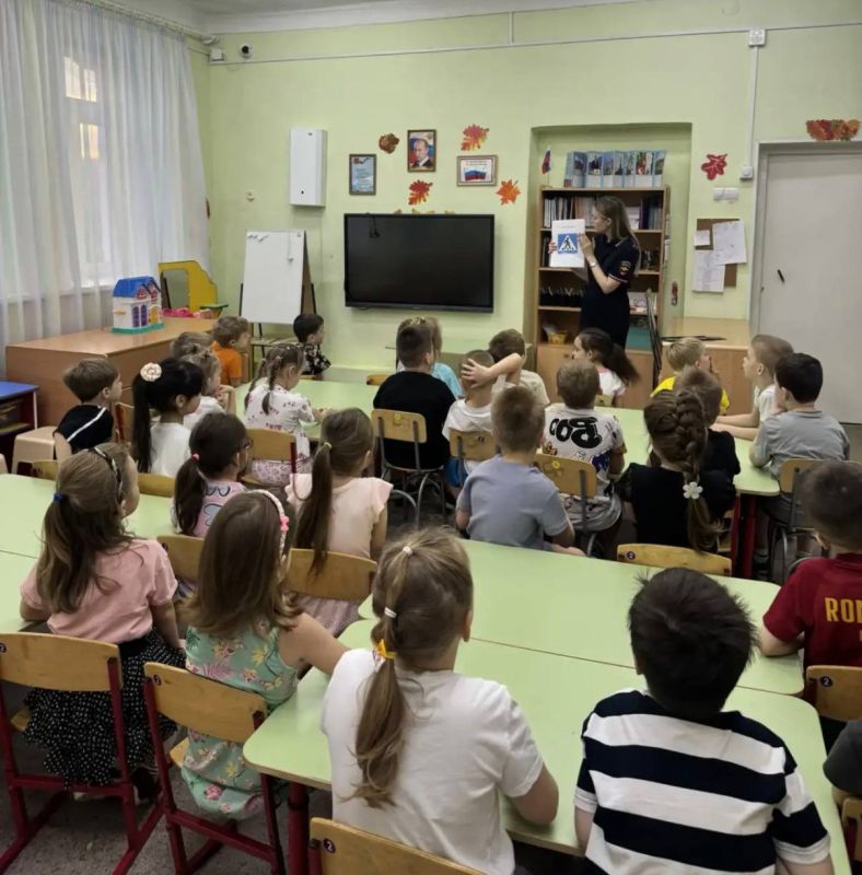 В целях профилактики детского дорожно-транспортного травматизма и формирования у подрастающего поколения навыков безопасного поведения на улицах, в детских садах № 66 и № 73 состоялись познавательные встречи воспитанников... В целях профилактики детского дорожно-транспортного травматизма и формирования у подрастающего поколения навыков безопасного поведения на улицах, в детских садах № 66 и № 73 состоялись познавательные встречи воспитанников...
