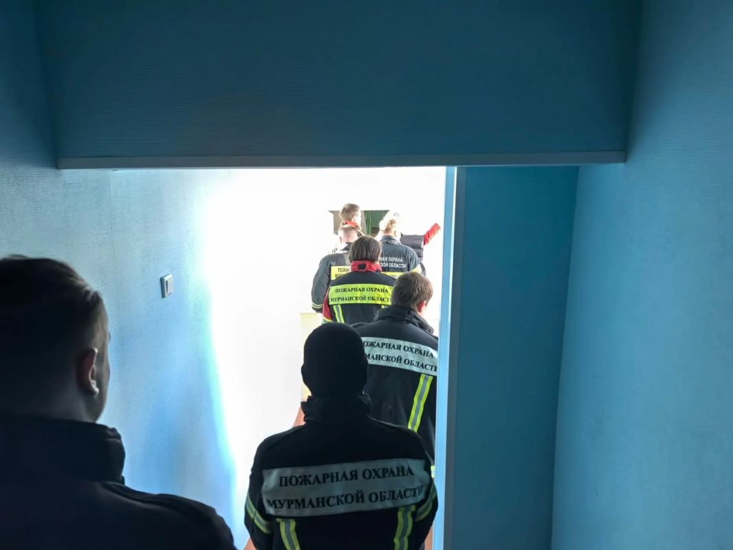 Огнеборцы 12 пожарной части по охране областного центра Мурманского филиала ГПС посетили детский сад №152 Огнеборцы 12 пожарной части по охране областного центра Мурманского филиала ГПС посетили детский сад №152