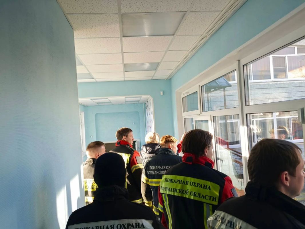 Огнеборцы 12 пожарной части по охране областного центра Мурманского филиала ГПС посетили детский сад №152 Огнеборцы 12 пожарной части по охране областного центра Мурманского филиала ГПС посетили детский сад №152