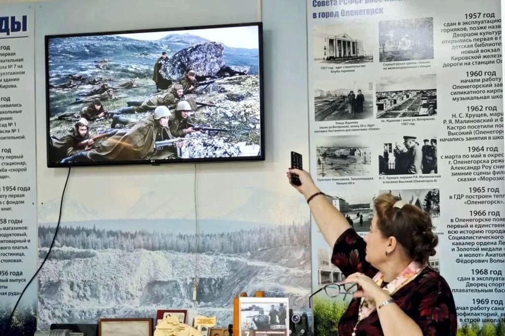 Осуждённые оленегорского исправительного центра посетили выставку «Война в Заполярье» Осуждённые оленегорского исправительного центра посетили выставку «Война в Заполярье»