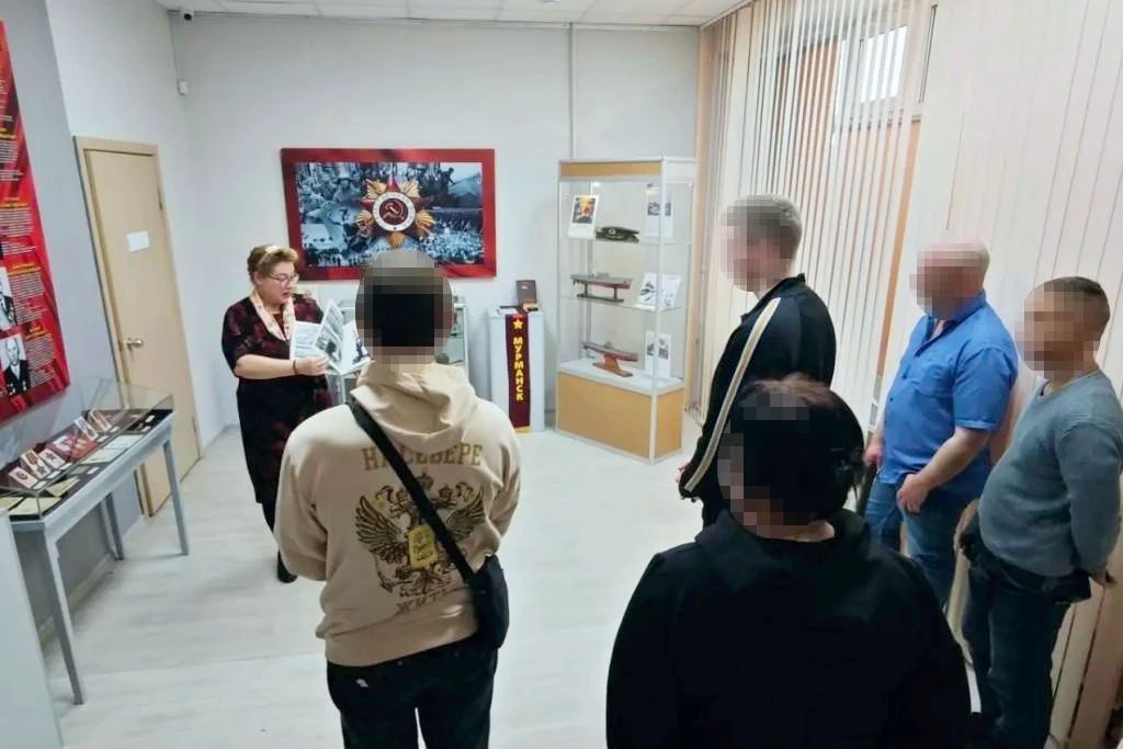 Осуждённые оленегорского исправительного центра посетили выставку «Война в Заполярье» Осуждённые оленегорского исправительного центра посетили выставку «Война в Заполярье»